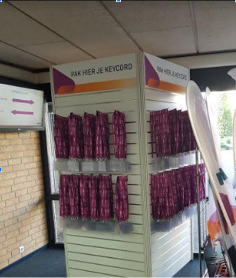 Slatwall pillar for hanging keycords